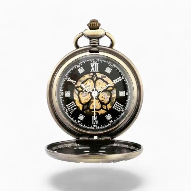 Montre à gousset mécanique vintage avec rouage apparent et chiffres romains sur cadran noir, finitions bronze.