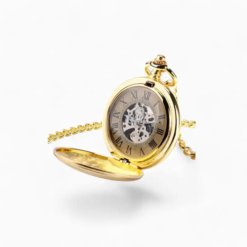 Montre à Gousset Mécanique Royale Dorée avec cadran transparent révélant le mouvement, chiffres romains et chaîne assortie.
