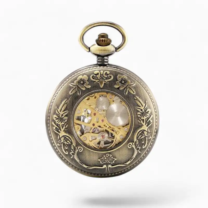 Montre à gousset mécanique avec visibilité sur le mécanisme et rouage bronze, entourée de motifs floraux gravés.