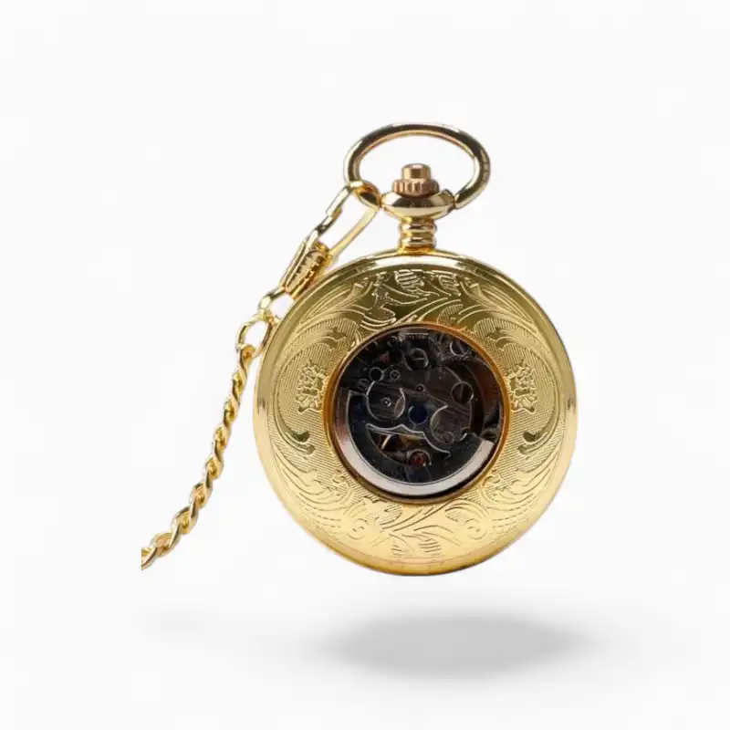 Montre à Gousset Mécanique Royale Dorée avec chaîne, cadran ouvert et gravures détaillées, sur fond blanc.