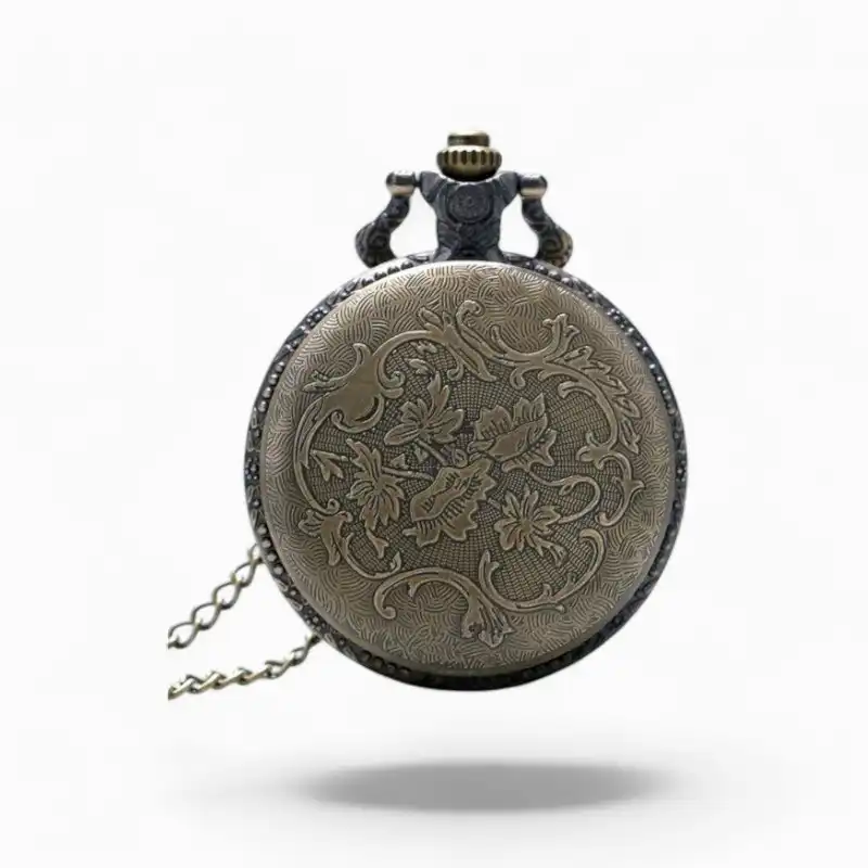 Montre à Gousset vintage avec motif Aigle Debout gravé et chaîne élégante sur fond isolé.