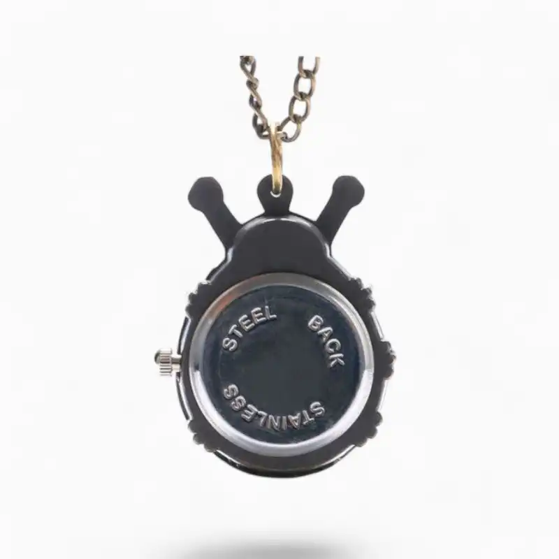 Montre à gousset en forme de coccinelle suspendue à une chaîne, fond acier avec inscription STAINLESS STEEL BACK.