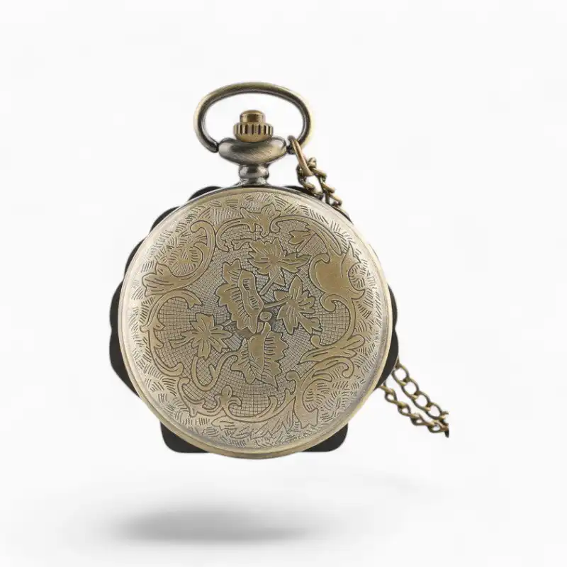 Montre à gousset vintage avec motif coquillage et floral gravé sur fond neutre.