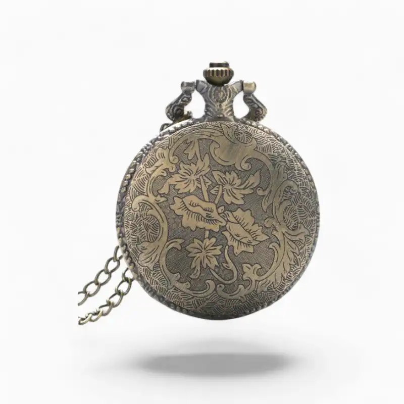 Montre à gousset vintage avec gravure florale délicate, chaîne élégante et motif "Souvenir de Paris" pour collectionneurs et amateurs de style rétro.