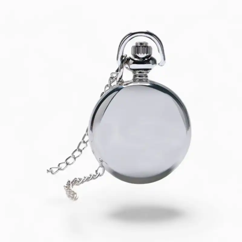 Montre à gousset classique en argent avec chaîne, sur fond blanc, élégante et intemporelle, modèle Joli Petit Oiseau.