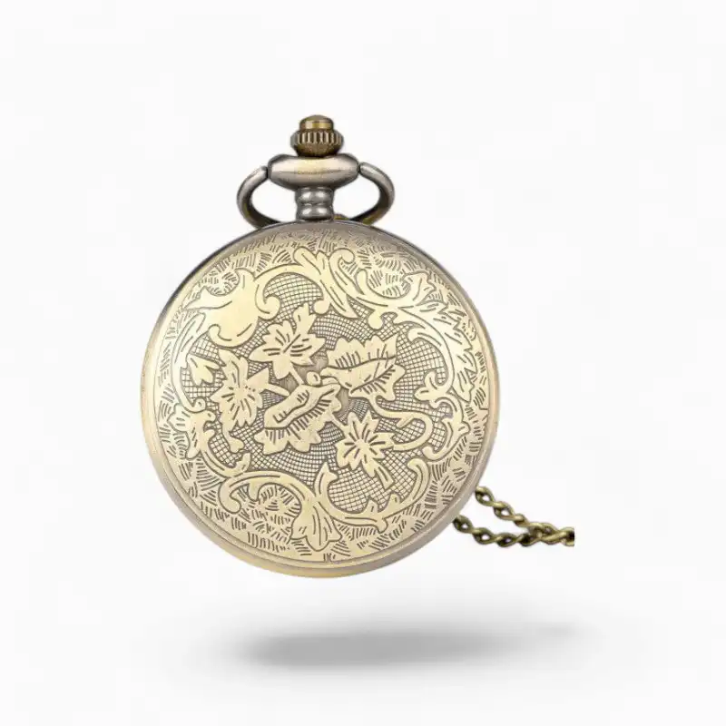 Montre à gousset vintage ornementée avec motif de crâne de fleur mexicain gravé, sur fond blanc avec chaîne dorée.
