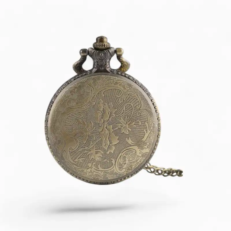 Montre à gousset vintage avec chaîne, motif floral gravé et référence au Punisher, finition métal bronze antique.