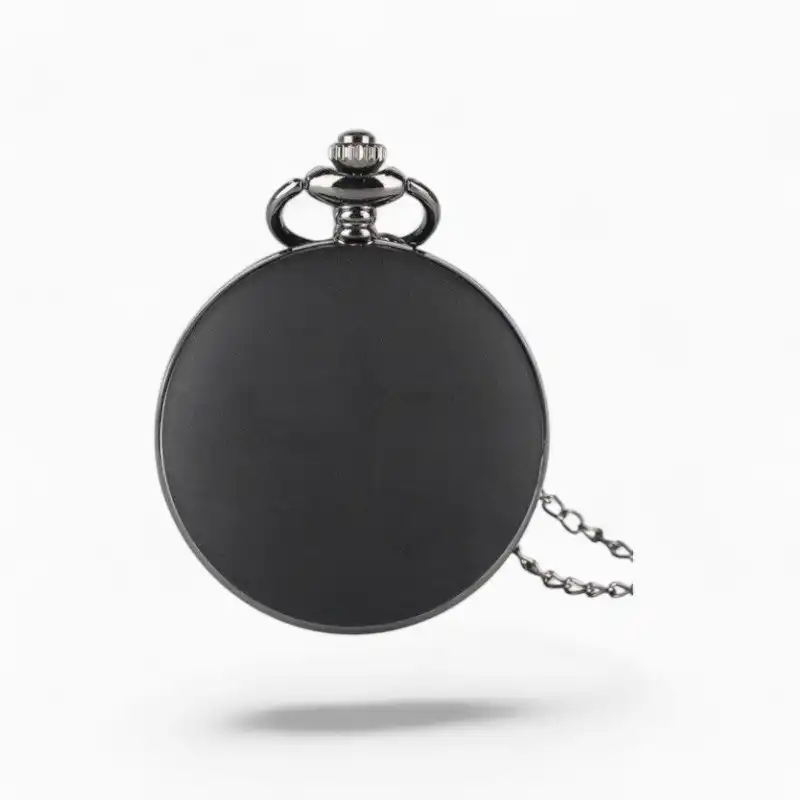 Montre à gousset noire classique avec chaîne, style vintage évoquant l'univers de Batman.