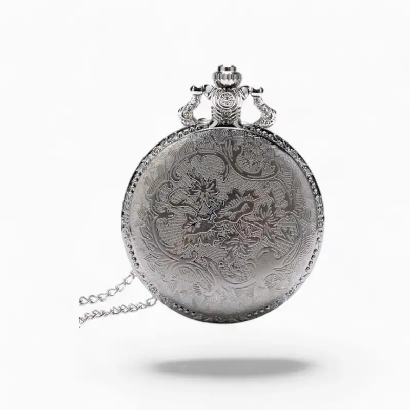 Montre à gousset vintage en argent avec motifs floraux gravés et chaîne assortie, rappelant le style emblématique de Superman.