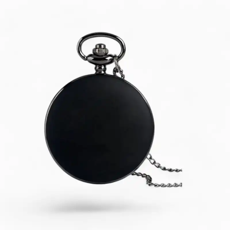 Montre à gousset classique noire avec chaîne, évoquant l'élégance de l'Insigne de l'Empire, isolée sur fond blanc.