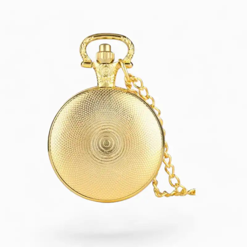 Montre à gousset dorée classique avec motif concentrique et chaîne assortie, idéal pour les collectionneurs et amateurs de Minions.