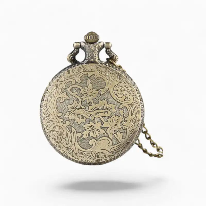 Montre à gousset vintage en métal gravé avec des motifs floraux et chaîne assortie, style ancien.