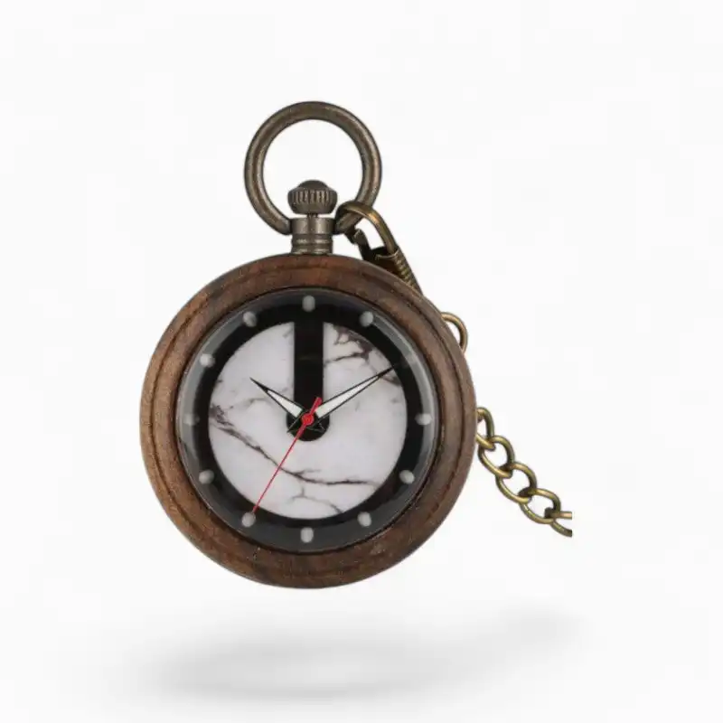 Montre à gousset vintage avec cadran en marbre, entouré d'un boîtier en bois marron et chaîne dorée.