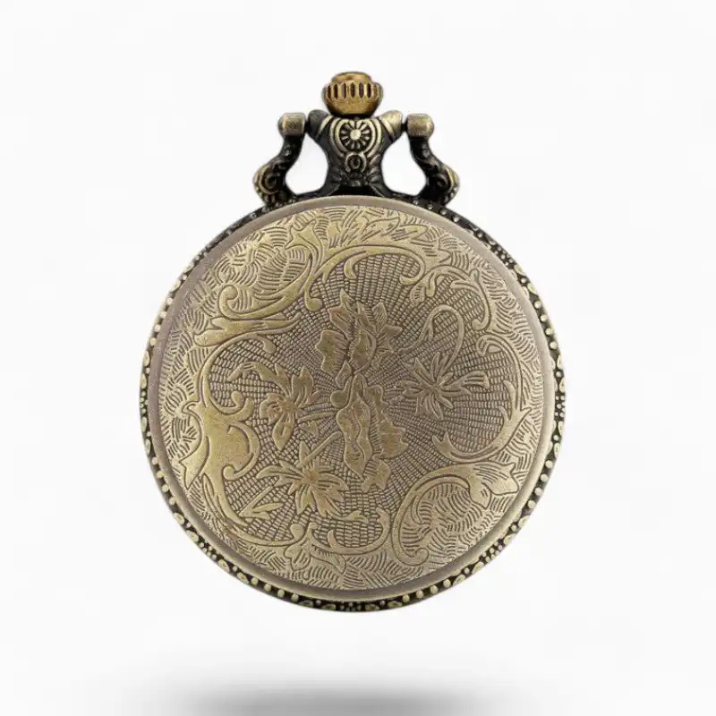 Montre à Gousset ancienne avec gravure représentant un cerf et des motifs floraux sur fond doré vintage.