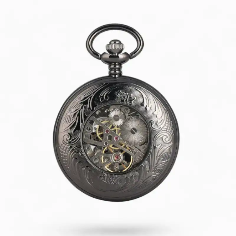 Montre à Gousset Mécanique noire vintage avec gravures décoratives et un design ouvert laissant voir les rouages et un Cerf Élaphe sur le couvercle.