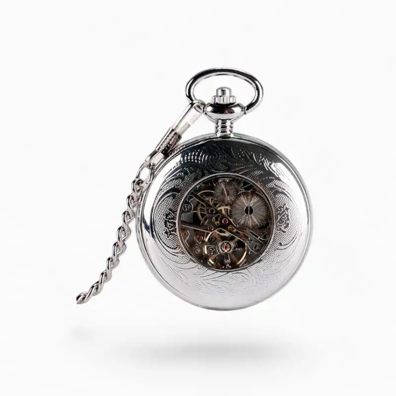 Montre à Gousset Mécanique Chasseur avec chaîne en argent, cadran ouvert révélant l'engrenage interne complexe, finement travaillé et orné de motifs floraux.