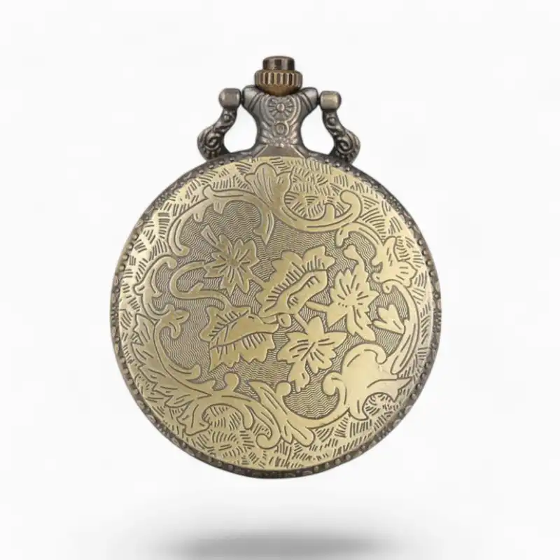 Montre à Gousset vintage en métal doré avec gravures florales, inspirée des Reliques de la Mort pour collectionneurs et passionnés d'horlogerie.