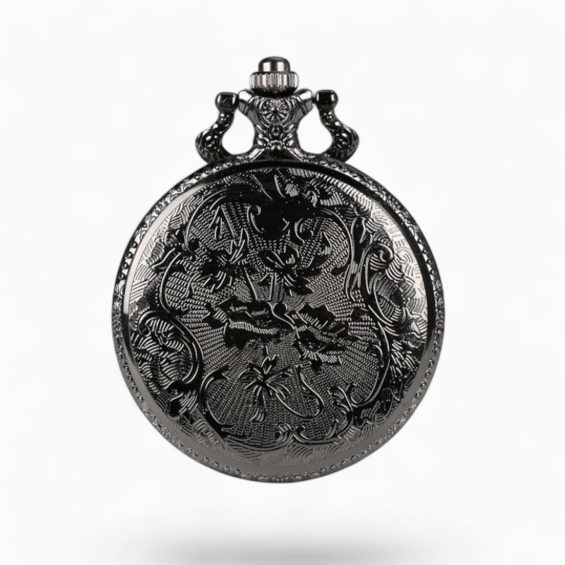 Montre à gousset vintage avec gravure détaillée représentant un masque de clown encadré de motifs floraux et arabesques, en métal noir brillant.