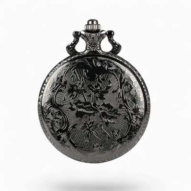 Montre à gousset vintage avec gravure détaillée représentant un masque de clown encadré de motifs floraux et arabesques, en métal noir brillant.