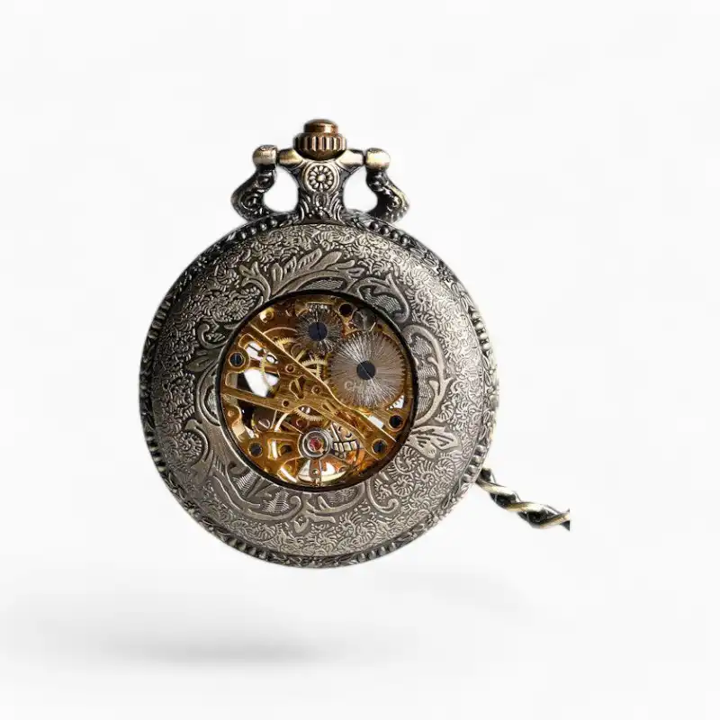 Montre à gousset mécanique vintage avec couvercle gravé et mécanisme apparent sur fond d'horloge astronomique.