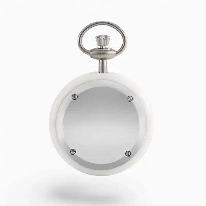 Montre à gousset Jade élégante avec couvercle blanc lisse et couronne argentée sur fond neutre.