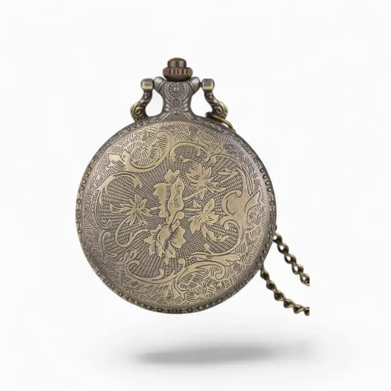 Montre à gousset vintage avec motifs floraux complexes, finition métal vieilli et chaîne assortie, idéale pour collectionneurs de montres "Loups dans les Bois".