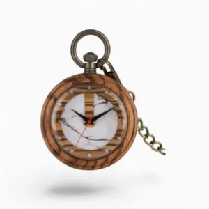 Montre à gousset marbre avec cadran imitation marbre blanc, aiguilles noires et fines, boîtier en bois marron et chaîne dorée.