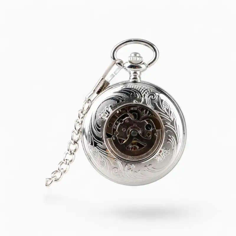 Montre à gousset mécanique Aristocrate en argent avec gravures florales et vue sur le mécanisme interne.