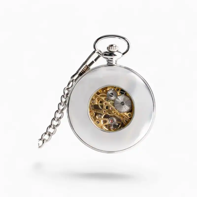 Montre à gousset mécanique transparente avec détails dorés et motifs de dragon, chaîne en métal argenté.