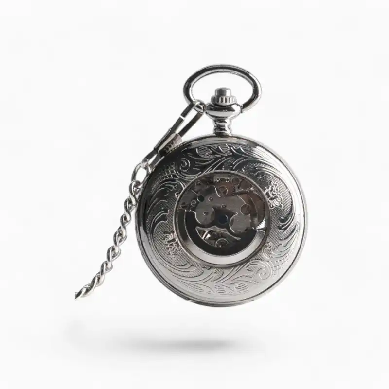 Montre à Gousset Mécanique Légendaire Argentée avec gravures détaillées et chaîne, sur fond blanc