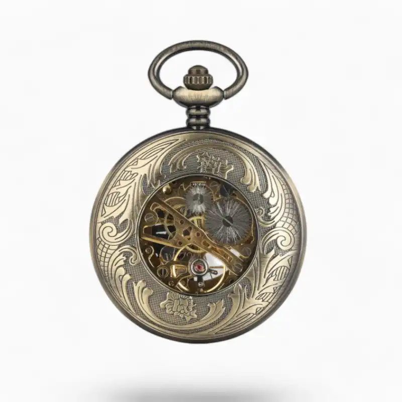 Montre à gousset mécanique vintage avec détails gravés et mécanisme apparent, sans représentation de Mickey Mouse visible.