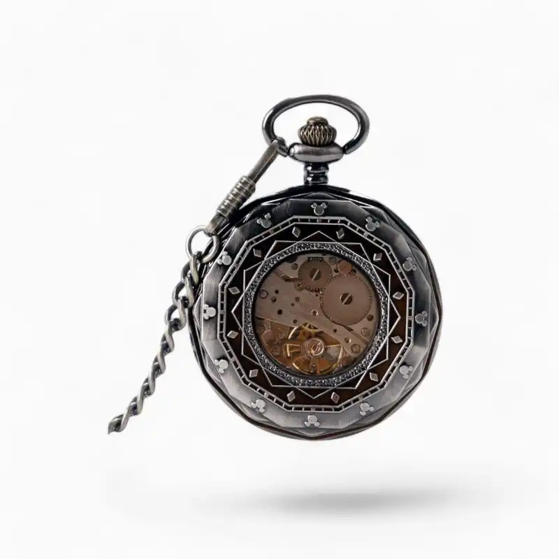 Montre à gousset mécanique traditionnelle en métal argenté avec cadran ouvert et engrenages visibles, accompagnée d’une chaîne fine.