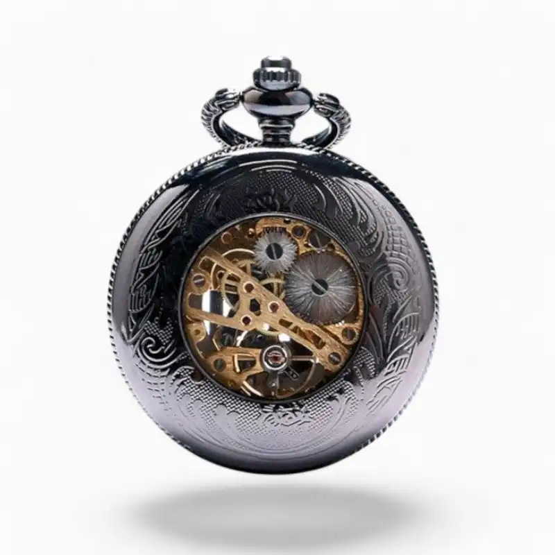 Montre à Gousset Mécanique DAD avec mouvement visible, cadran en or et ornements gravés sur fond noir.