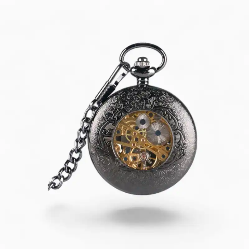 Montre à Gousset Mécanique Fleur Majestueuse avec cadran visible et gravures détaillées sur boîtier argenté, accompagnée de sa chaîne.