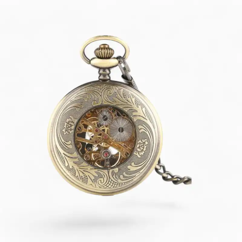 Montre à Gousset Mécanique Baroque dorée avec motifs gravés, mécanisme visible et chaîne assortie sur fond blanc.