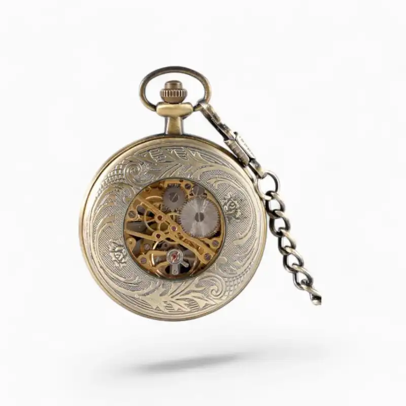 Montre à Gousset Mécanique Bronze Étoilé vintage avec mécanisme visible et chaîne, design gravé et détails complexes, fond blanc.