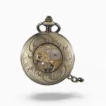 Montre à gousset mécanique céleste avec un design gravé vintage, mouvement appareil visible et chaîne assortie en gros plan sur fond uni.