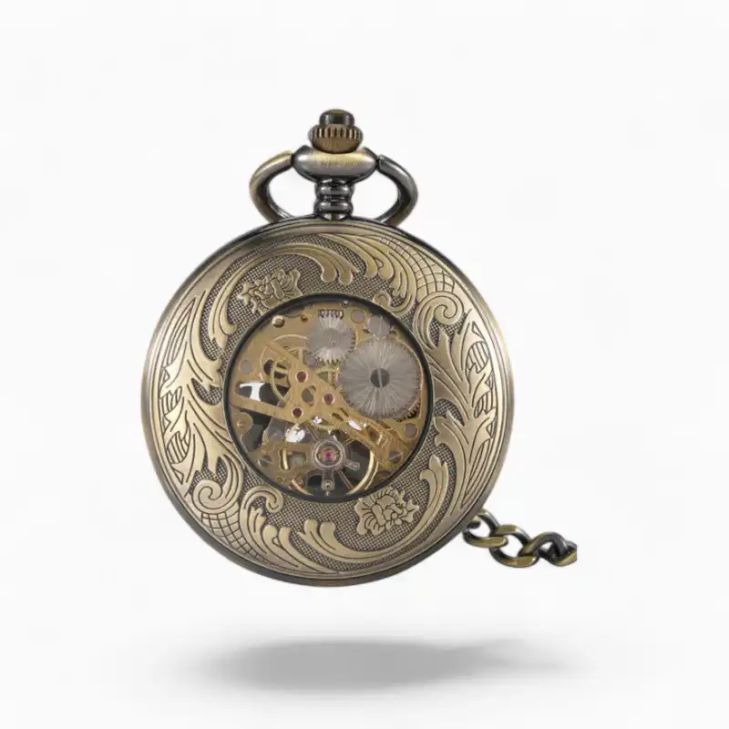 Montre à gousset mécanique céleste avec un design gravé vintage, mouvement appareil visible et chaîne assortie en gros plan sur fond uni.