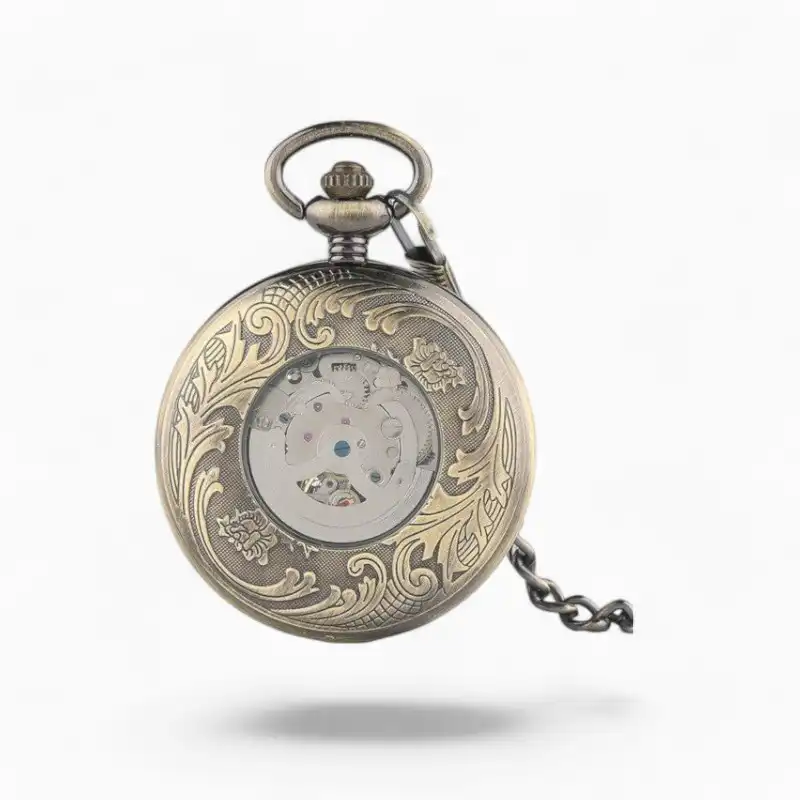 Montre à Gousset Mécanique Charmant Phénix avec motifs gravés et mécanisme visible, en métal couleur bronze, accompagnée de sa chaîne assortie.