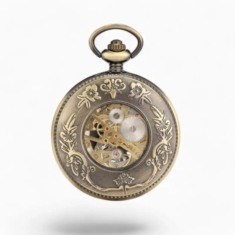 Montre à gousset mécanique vintage avec gravures de chevaux et mouvement apparent.