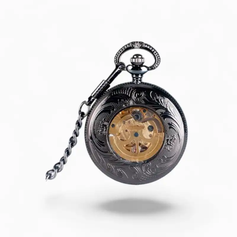 Montre à gousset mécanique Cimier avec couvercle gravé et mouvement visible, sur fond blanc.