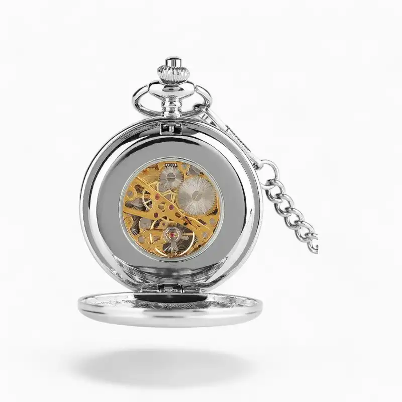Montre à Gousset Mécanique Classique Argentée avec mouvement visible, détails dorés et chaîne assortie, sur fond blanc.