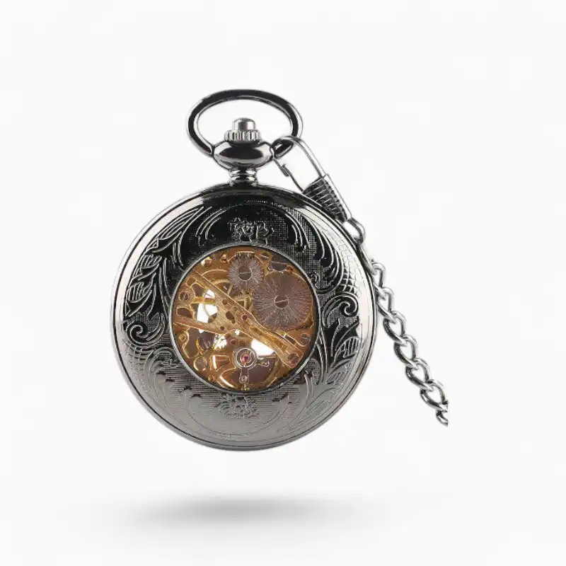 Montre à gousset mécanique cœur vintage avec couvercle gravé et mécanisme visible, accompagnée de sa chaîne en métal.