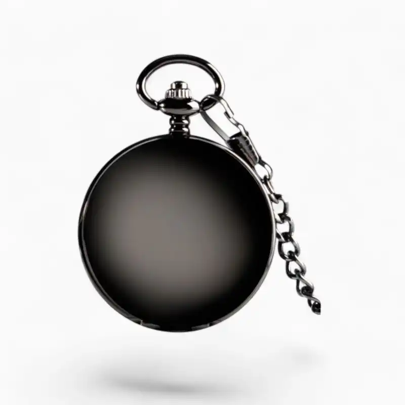 Montre à Gousset Mécanique Double Demi-Clapet de couleur noire avec chaîne en métal sur un fond blanc.