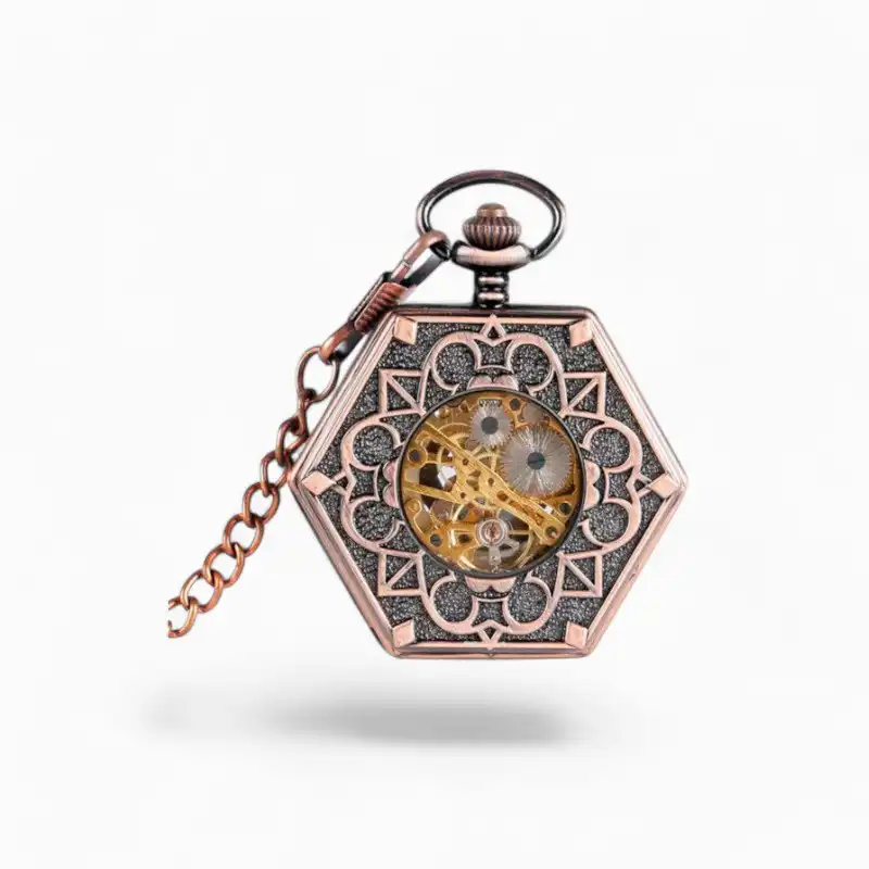 Montre à gousset mécanique de forme hexagonale avec finition en cuivre et chaîne assortie, exposant un mécanisme interne complexe et élégant.