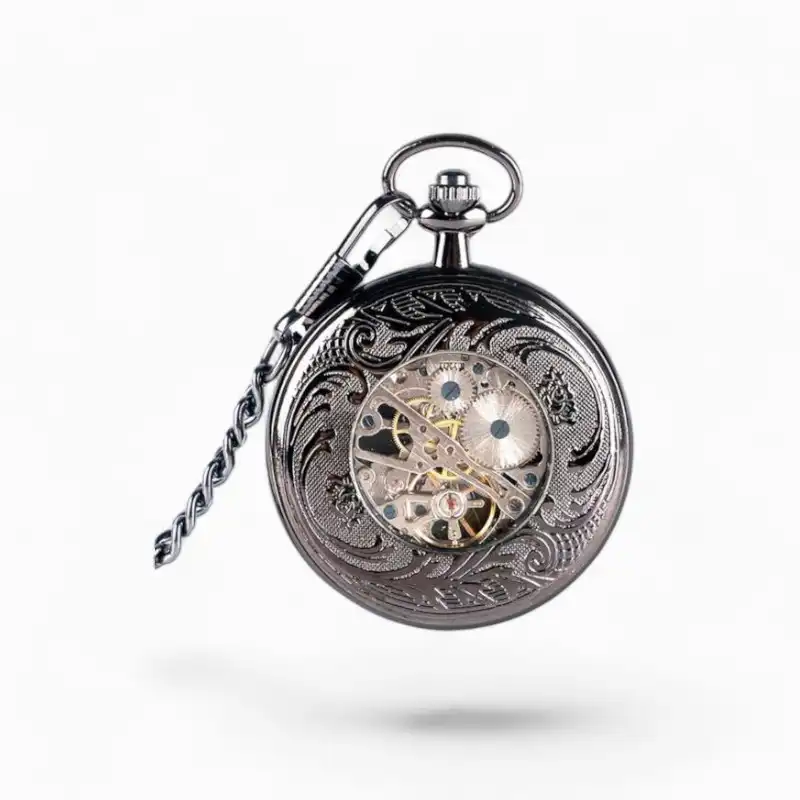 Montre à Gousset Mécanique Œil Mystérieux avec design gravé, cadran transparent révélant le mouvement et chaîne métallique.