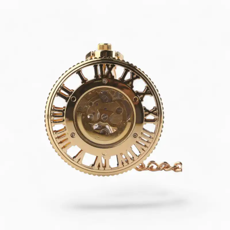 Montre à Gousset Mécanique Or Massif avec mouvement visible, chiffres romains et chaîne assortie.