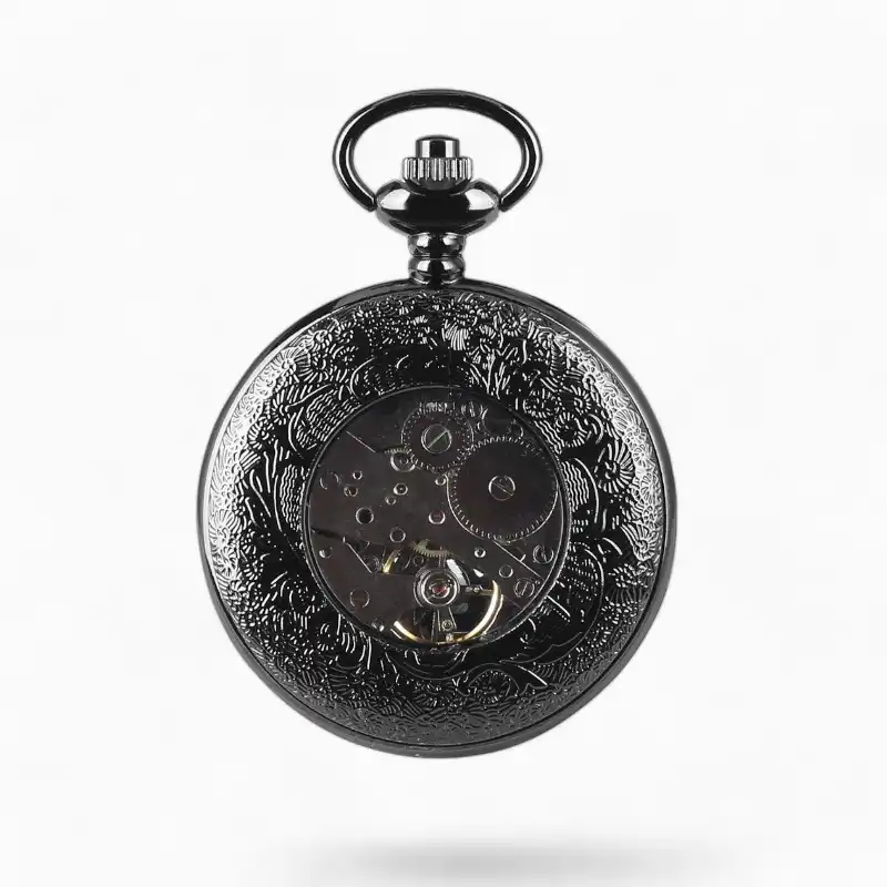 Montre à gousset mécanique ancienne avec gravure toile d'araignée sur couvercle, mécanisme visible et détails sophistiqués, isolée sur fond blanc.
