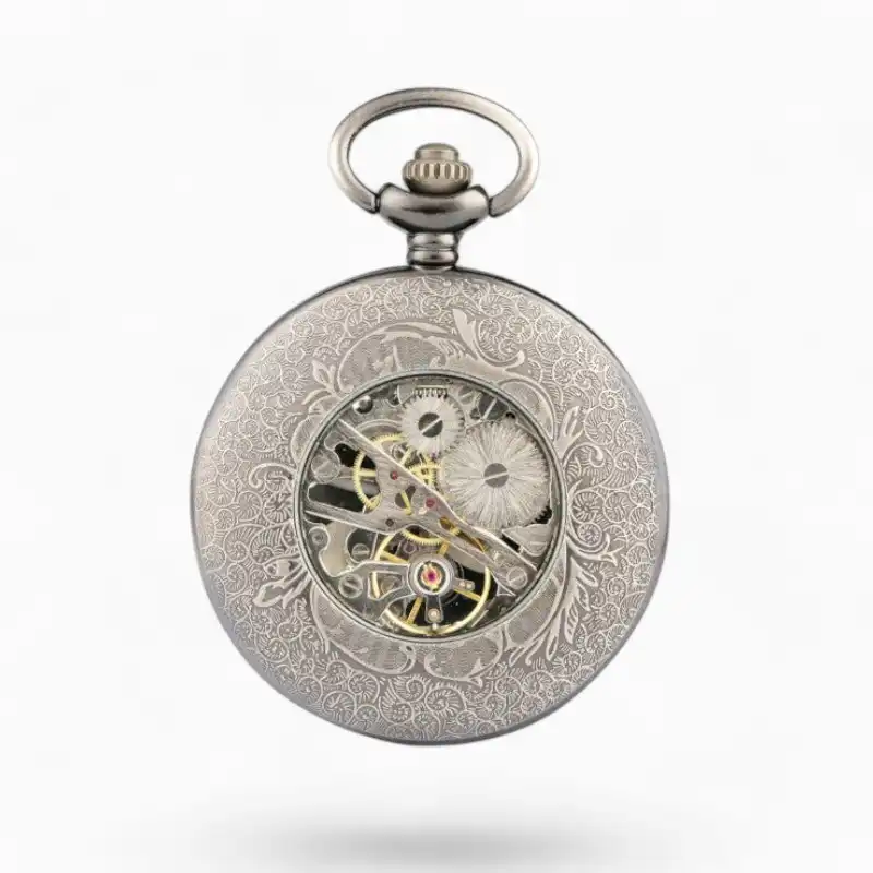 Montre à Gousset Mécanique élégante avec motif Toile d'Araignée sur le couvercle et mécanisme visible.