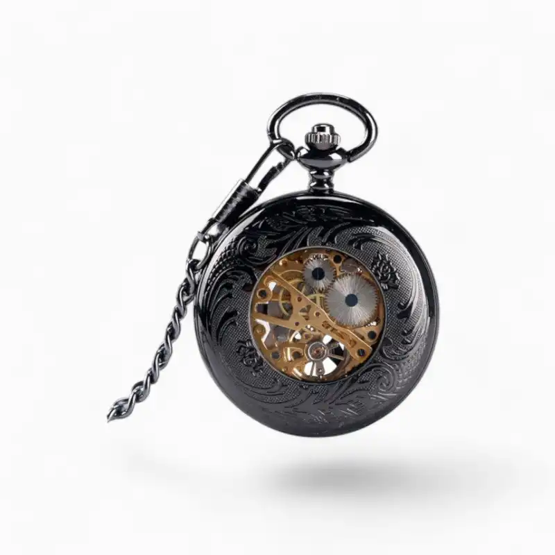 Montre à Gousset Mécanique Trèfle Noir avec cadran ouvert et design gravé, attachée à une chaîne en métal.